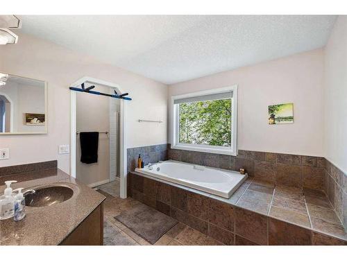 155 Harvest Oak View Ne, Calgary, AB - Indoor Photo Showing Bathroom
