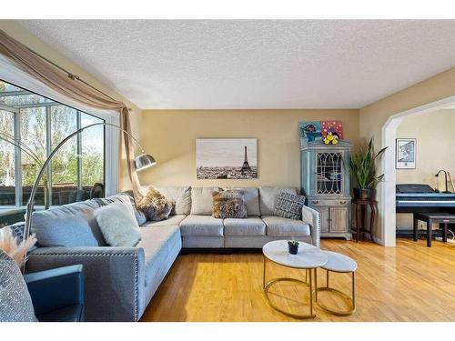 155 Harvest Oak View Ne, Calgary, AB - Indoor Photo Showing Living Room