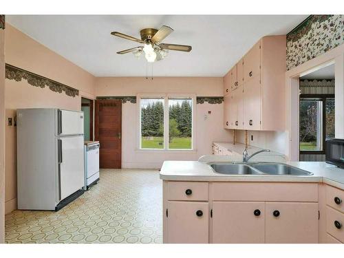 31064 Highway 53, Rural Ponoka County, AB - Indoor Photo Showing Kitchen With Double Sink