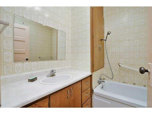 31064 Highway 53, Rural Ponoka County, AB - Indoor Photo Showing Bathroom