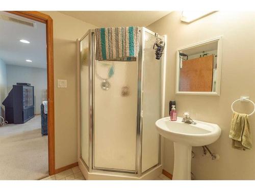 4102 66 Street, Stettler, AB - Indoor Photo Showing Bathroom