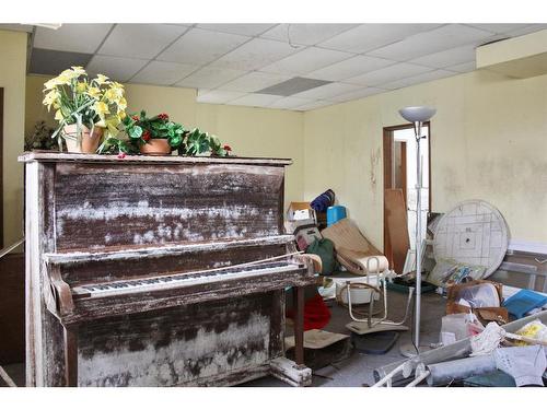 110 Lady Vivian Avenue East, Galahad, AB - Indoor Photo Showing Other Room