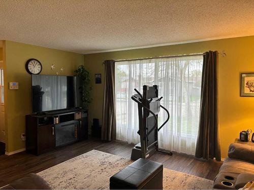 5106 A-61 Avenue, Ponoka, AB - Indoor Photo Showing Living Room