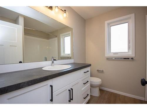 35 Bardwell Way, Sylvan Lake, AB - Indoor Photo Showing Bathroom