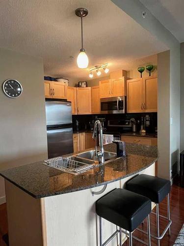 4307-5605 Henwood Street Sw, Calgary, AB - Indoor Photo Showing Kitchen With Double Sink