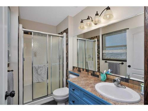 27 Lodge Place, Sylvan Lake, AB - Indoor Photo Showing Bathroom