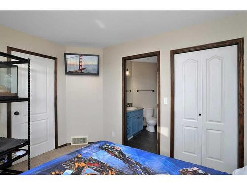 27 Lodge Place, Sylvan Lake, AB - Indoor Photo Showing Bedroom