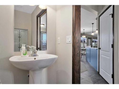 27 Lodge Place, Sylvan Lake, AB - Indoor Photo Showing Bathroom
