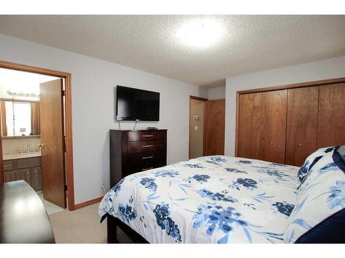160 Eastman Crescent, Red Deer, AB - Indoor Photo Showing Bedroom