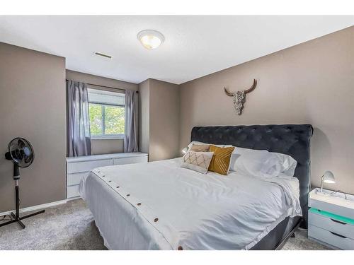 401-5220 50A Avenue, Sylvan Lake, AB - Indoor Photo Showing Bedroom