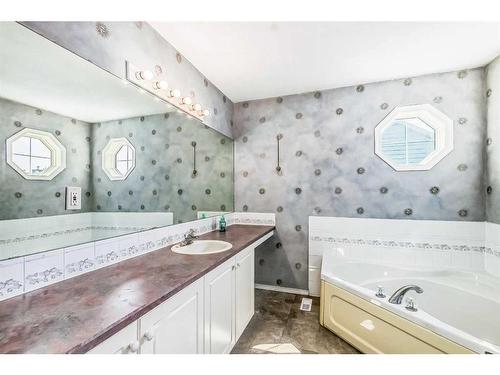 401-5220 50A Avenue, Sylvan Lake, AB - Indoor Photo Showing Bathroom