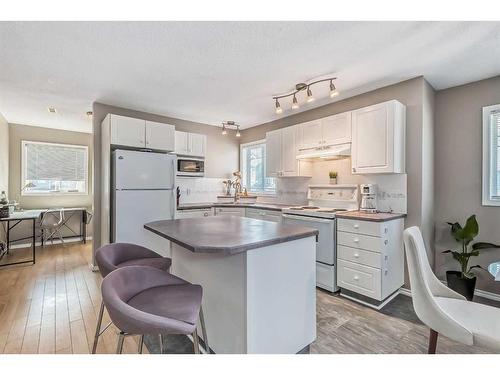 401-5220 50A Avenue, Sylvan Lake, AB - Indoor Photo Showing Kitchen With Double Sink
