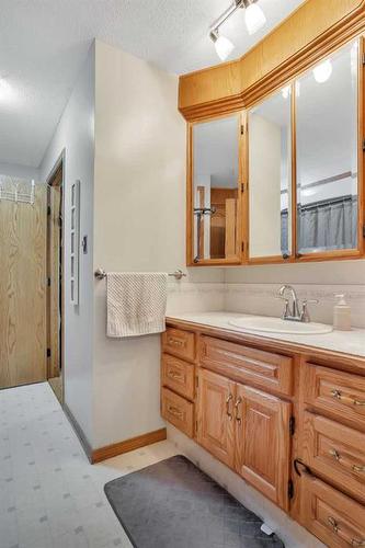 5528 54 Avenue, Lacombe, AB - Indoor Photo Showing Bathroom