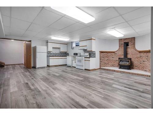 5528 54 Avenue, Lacombe, AB - Indoor With Fireplace