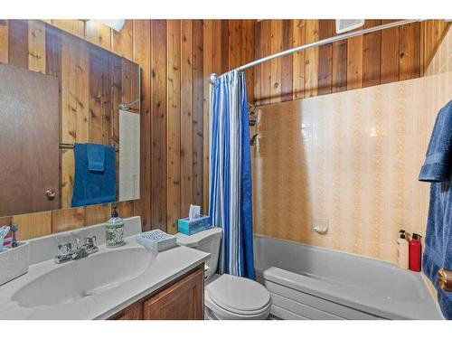 601 Fox Crescent, Sunbreaker Cove, AB - Indoor Photo Showing Bathroom