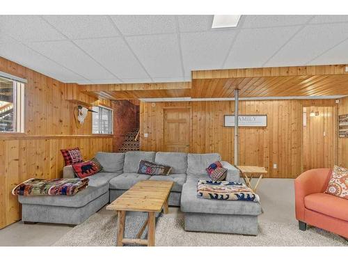 601 Fox Crescent, Sunbreaker Cove, AB - Indoor Photo Showing Living Room