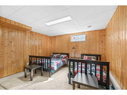 601 Fox Crescent, Sunbreaker Cove, AB - Indoor Photo Showing Bedroom