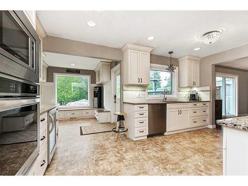 4717 43 Avenue, Red Deer, AB - Indoor Photo Showing Kitchen With Upgraded Kitchen