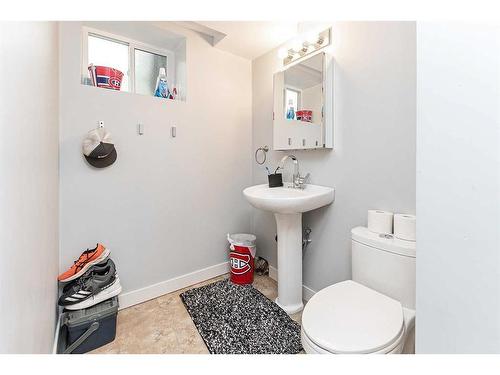 4717 43 Avenue, Red Deer, AB - Indoor Photo Showing Bathroom