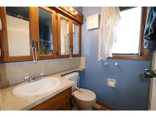 5208 50 Avenue, Ponoka, AB - Indoor Photo Showing Bathroom