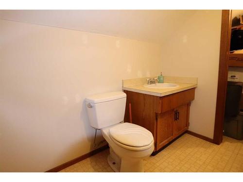 5208 50 Avenue, Ponoka, AB - Indoor Photo Showing Bathroom