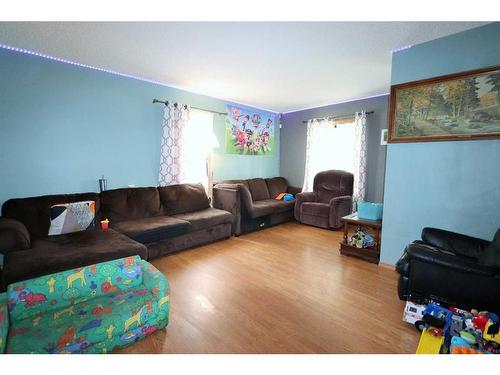 5208 50 Avenue, Ponoka, AB - Indoor Photo Showing Living Room