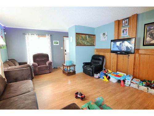 5208 50 Avenue, Ponoka, AB - Indoor Photo Showing Living Room