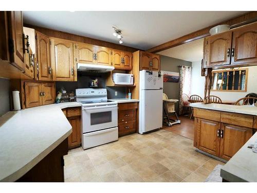 5208 50 Avenue, Ponoka, AB - Indoor Photo Showing Kitchen