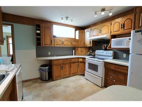 5208 50 Avenue, Ponoka, AB - Indoor Photo Showing Kitchen