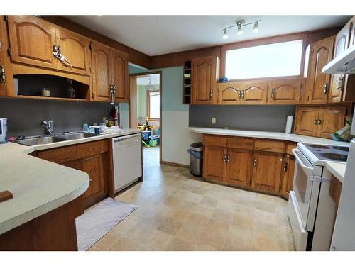 5208 50 Avenue, Ponoka, AB - Indoor Photo Showing Kitchen With Double Sink