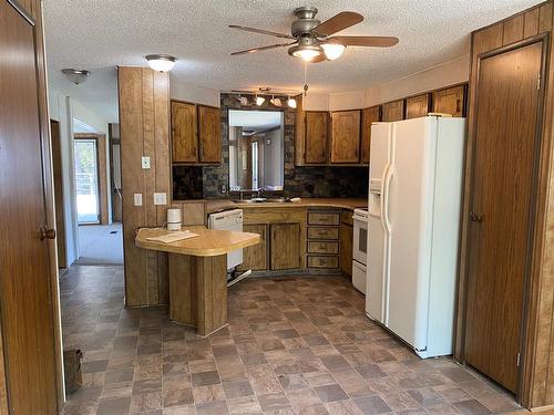 437 Lobstick Trail, Leslieville, AB - Indoor Photo Showing Kitchen