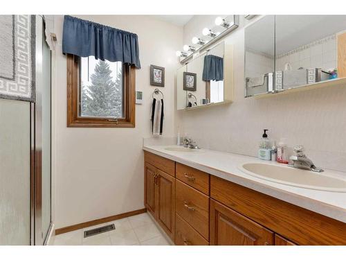 33 Mackenzie Drive, Sedgewick, AB - Indoor Photo Showing Bathroom