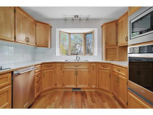 27 Jarvis Bay Drive, Jarvis Bay, AB - Indoor Photo Showing Kitchen With Double Sink