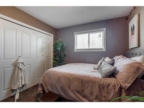 76 Ammeter Close, Red Deer, AB - Indoor Photo Showing Bedroom