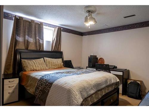 16 Whiteram Mews Ne, Calgary, AB - Indoor Photo Showing Bedroom