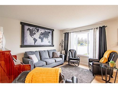 35 Thayer Close, Red Deer, AB - Indoor Photo Showing Living Room