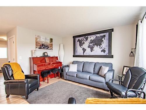 35 Thayer Close, Red Deer, AB - Indoor Photo Showing Living Room