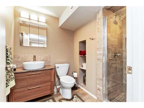 5135 38 Street Close, Innisfail, AB - Indoor Photo Showing Bathroom