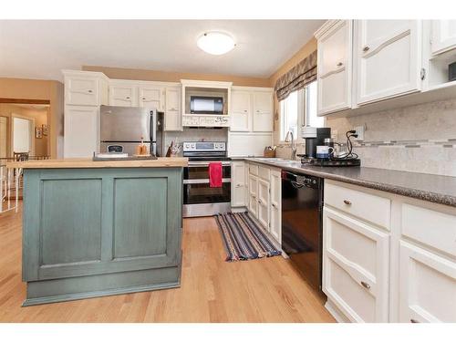 5135 38 Street Close, Innisfail, AB - Indoor Photo Showing Kitchen