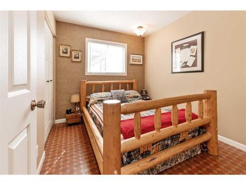 5135 38 Street Close, Innisfail, AB - Indoor Photo Showing Bedroom