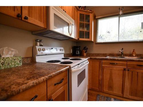 38 Parkland Avenue, Parkland Beach, AB - Indoor Photo Showing Kitchen