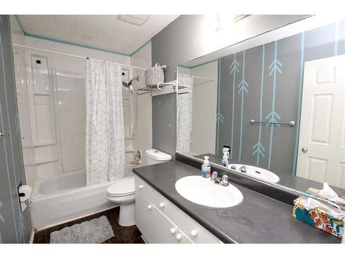 5616 52 Street Close, Eckville, AB - Indoor Photo Showing Bathroom