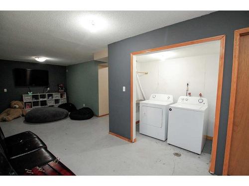 5616 52 Street Close, Eckville, AB - Indoor Photo Showing Laundry Room
