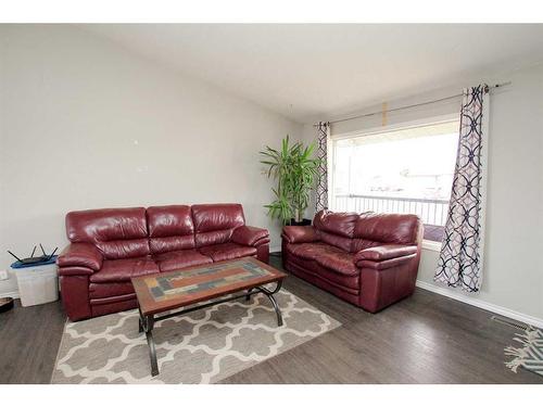 5616 52 Street Close, Eckville, AB - Indoor Photo Showing Living Room