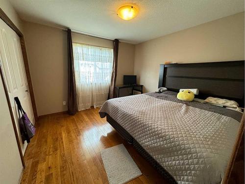 372 Lancaster Drive, Red Deer, AB - Indoor Photo Showing Bedroom