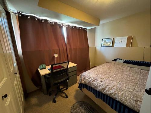 372 Lancaster Drive, Red Deer, AB - Indoor Photo Showing Bedroom