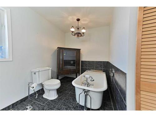 5303 47 Street, Alix, AB - Indoor Photo Showing Bathroom