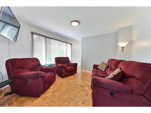 5303 47 Street, Alix, AB - Indoor Photo Showing Living Room