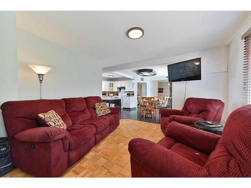 5303 47 Street, Alix, AB - Indoor Photo Showing Living Room