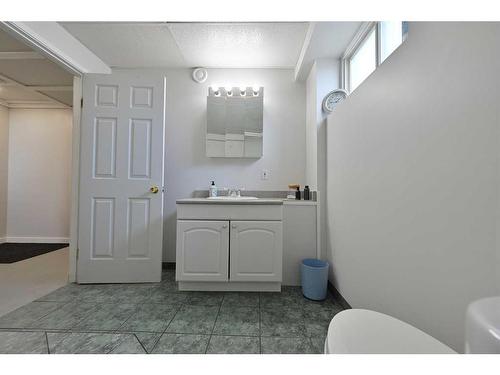 5303 47 Street, Alix, AB - Indoor Photo Showing Bathroom